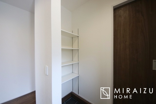 【キッチン】 | 収納力と機能性を備えたシステムキッチン。圧力鍋や大きなフライパンなどの調理器具から調味料など幅広く収納し、お料理のしやすいつくりになっています。