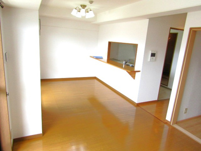 【居間・リビング】 | ラフィーネ国母5階 | こちらの居間で趣味の時間をお楽しみください