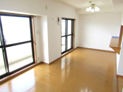 【居間・リビング】 | ラフィーネ国母5階 | ゆったり過ごせるリビングです