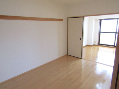 【洋室】 | ラフィーネ国母5階 | 広々とした洋室です