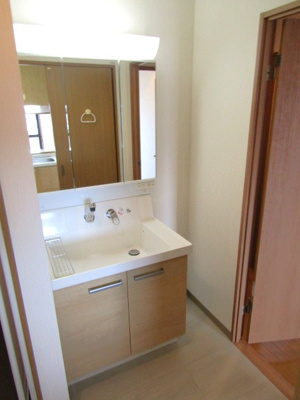 【独立洗面台】 | ラフィーネ国母5階 | 独立洗面台あり、毎朝おしゃれに忙しい女性の方におすすめです