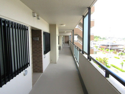【その他共用部分】 | ラフィーネ国母5階 | 玄関前　廊下