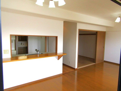 【居間・リビング】 | ラフィーネ国母5階 | ゆったり過ごせるリビングです