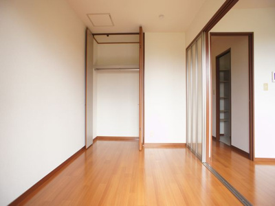 【寝室】 | アマービリスＢ | 南側洋間です♪