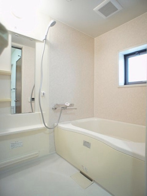 【浴室】 | アマービリスＢ | うれしい窓付き！追い焚き機能も付いています♪