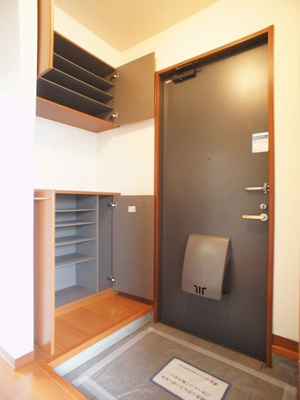 【玄関】 | アマービリスＢ | シューズボックスと玄関先収納が付いています♪