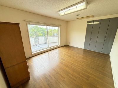 【洋室】 | 槇塚台３丁　中古一戸建 | 【洋室】全洋室１０帖以上のゆとりある住まいです！戸のお部屋でものびのびお過ごしいただけます♪