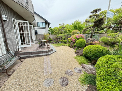 【庭】 | 槇塚台３丁　中古一戸建 | 【庭】お庭があります！休日にお庭でＢＢＱや夏にはビニールプールで遊べますね！お子様の遊び場所にもリビングからお庭が見えるので安心です！