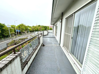 【バルコニー】 | 槇塚台３丁　中古一戸建 | ワイドバルコニーですので、洗濯物が干しやすそうですよ！洗濯物の多い日も安心です♪