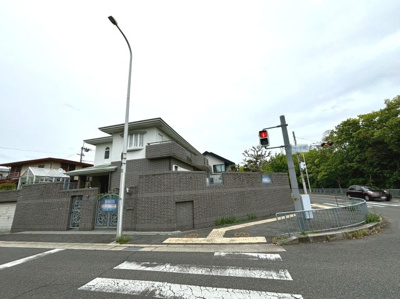 【前面道路含む現地写真】 | 槇塚台３丁　中古一戸建 | 【前面道路を含む現地写真】前面道路約10ｍ/約12ｍ！運転が苦手な方も安心ですね♪