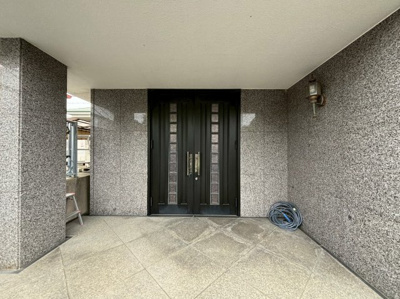 【エントランス】 | 槇塚台３丁　中古一戸建 | 現地見学当日から承っております♪現地周辺の環境や、駅までの道のりなど周辺環境も合わせてご確認いただき、ぜひご検討ください！