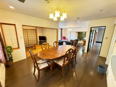 【居間・リビング】 | 槇塚台３丁　中古一戸建 | ５ＬＤＫ+納戸のゆとりのあるお住まい！お子様のお部屋や趣味のお部屋もご用意いただけます♪