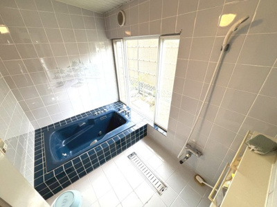 【浴室】 | 槇塚台３丁　中古一戸建 | 【浴室】広々ゆとりのある浴室で一日の疲れをゆっくり癒やしてくださいね♪浴室に窓が付いているので、換気ができて湿気やカビ防止になりますよ！