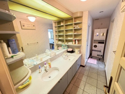 【独立洗面台】 | 槇塚台３丁　中古一戸建 | 【ゆとりある洗面室です】水栓が２口あるので、家族の多いご家庭も安心ですね♪奥にユーティリティがあるので、ランドリールームや家事室などにも使えて便利です！