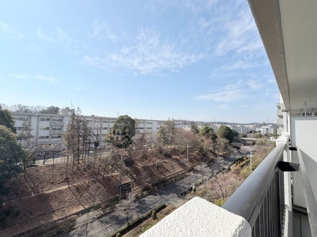 現地バルコニーより、南向きで前面棟の無い陽当たり、眺望、通風に優れたお部屋位置です。