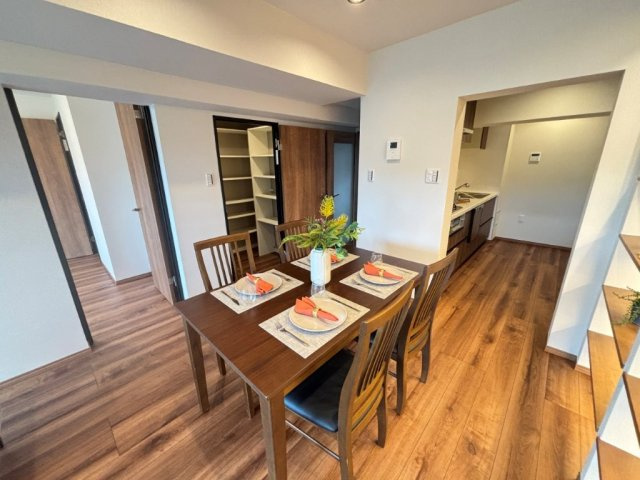 現地バルコニーより、南向きで前面棟の無い陽当たり、眺望、通風に優れたお部屋位置です。