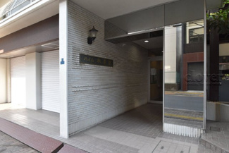 【エントランス】 | マンションの正面エントランス。出入りする人間を癒してくれるマンション入り口であり、その建物の「顔」でもあります。～即日のご見学可能～　お問合せはお気軽にどうぞ。