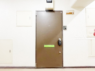 【その他共用部分】 | 皆様をお迎えする、お部屋の玄関ドア。開けやすさや開放角度、ドアノブの操作しやすさや鍵の形状などを、現地で一度ご確認ください。～即日のご見学可能～　お問合せはお気軽にどうぞ。