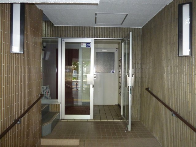 六義園第８コーポのエントランス