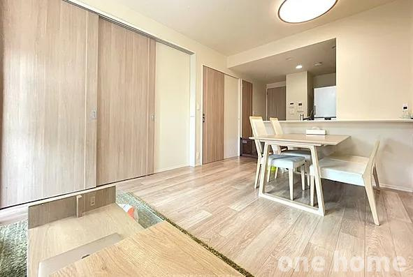 シティテラス神崎川駅前シーズンズテラスの居間・リビング|◆広々LDKは14.8帖！足元ポカポカ♪床暖房完備！家族の憩いの場となりますね♪
◆室内、大変丁寧にご使用です！