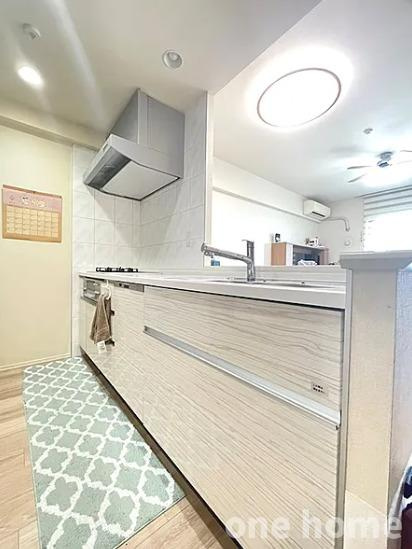 シティテラス神崎川駅前シーズンズテラスのキッチン|◆キッチンは人気の対面式！料理をしながら家族の様子が見え、会話も弾みます♪
◆やわしいオフホワイトのシステムキッチンです！