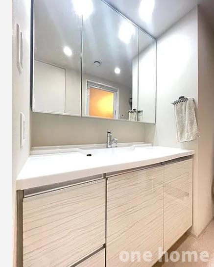 シティテラス神崎川駅前シーズンズテラスの洗面所|◆三面鏡の洗面化粧台です！ミラ‐背面と洗面ボウル下に収納ができ、散らかりがちな洗面化粧台をスッキリご使用いただけます！