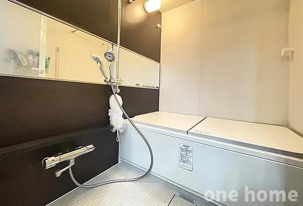 シティテラス神崎川駅前シーズンズテラスの浴室|◆お風呂はワイドミラーとアクセントパネルがさりげない高級感を演出♪一日の疲れをリフレッシュできますね♪
◆浴室暖房乾燥機 完備！雨の日も洗濯物が干せます！