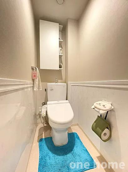 シティテラス神崎川駅前シーズンズテラスのトイレ|◆温水洗浄便座付きトイレです！背面にはトイレットペーパーなどを収納できる扉付きの棚があり重宝します！