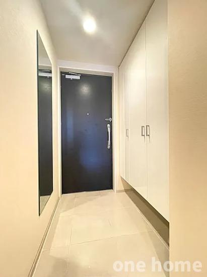 シティテラス神崎川駅前シーズンズテラスの玄関|◆玄関にはフロートタイプもシューズボックス完備！普段使いの靴を下部に置けます！大きな姿見があり、お出かけ前の身支度チェックもバッチリです！