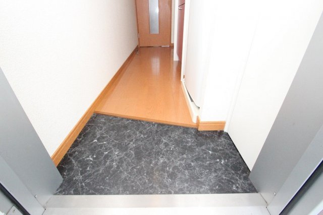 レオパレス木屋瀬の玄関|シューズBOX付き