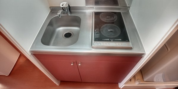 レオパレス木屋瀬のキッチン|システムキッチン２口コンロ付き（ラジエントヒーター）