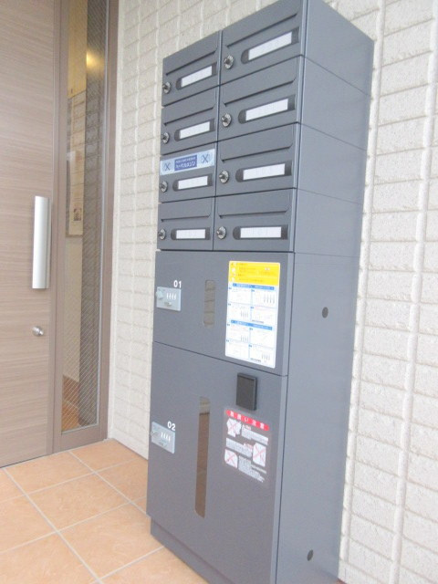 ファミーユ２のエントランス|★集合郵便受け／宅配ＢＯＸ★