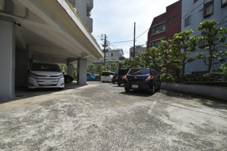 【駐車場】 | マンションの駐車場スペース。空きの有無や駐車料金、サイズ規定などについては、改めてお問い合わせください。～即日のご見学可能～　お問合せはお気軽にどうぞ。
