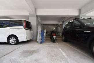 【駐車場】 | バイク置き場。空き区画の有無や駐輪料金、サイズおよび排気量規定などについては、改めてお問い合わせください。～即日のご見学可能～　お問合せはお気軽にどうぞ。
