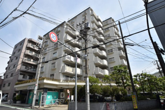 【外観】 | 青空によく映える建物です。手入れの行き届いた外壁やマンション正面エントランスなど、綺麗な姿をぜひ一度、現地にてご覧ください。～即日のご見学可能～　お問合せはお気軽にどうぞ。
