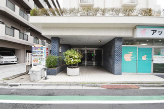 【エントランス】 | マンションの正面エントランス。出入りする人間を癒してくれるマンション入り口であり、その建物の「顔」でもあります。～即日のご見学可能～　お問合せはお気軽にどうぞ。
