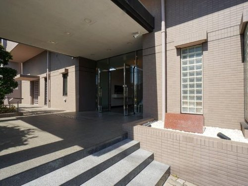 コート赤羽のエントランス|あたたかな陽射しの差し込む明るいエントランス。都会の喧騒からはずれ、穏やかな心安らぐ時間が流れます。