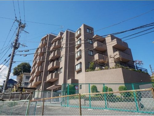 コート赤羽の外観|隙のないフォルムを包み込む植栽に囲まれたマンション。綺麗に手入れされております。