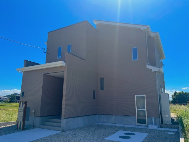 行橋市東泉　(新築一戸建て)の外観|なんと外には隠し扉が♪
【行橋市　新築一戸建て】