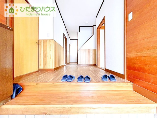 【玄関】 | 石岡市若松3丁目　中古戸建 | 玄関がひろいので親子で並んで仲良く靴が履けますね(^^)/