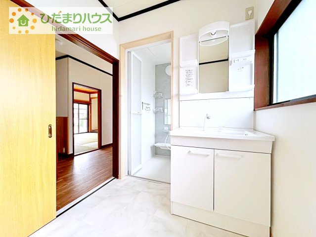 【独立洗面台】 | 石岡市若松3丁目　中古戸建 | ゆったりとした洗面所には物入れを完備！タオルや洗剤をしまえます(^^)/