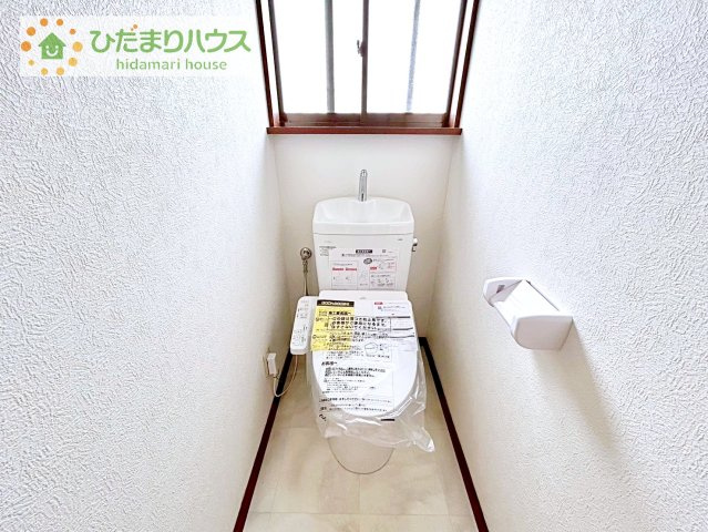 【トイレ】 | 石岡市若松3丁目　中古戸建 | 小窓が付いているので、トイレも明るい空間になっております♪