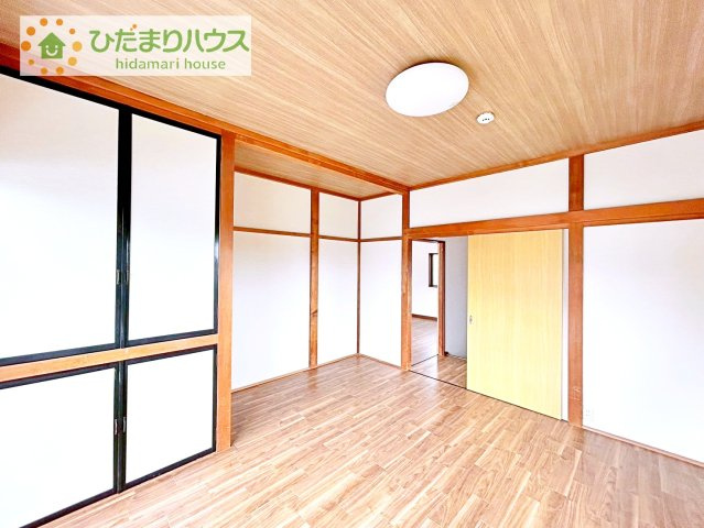 【寝室】 | 石岡市若松3丁目　中古戸建 | バルコニーに面している洋室は、主寝室にどうぞ(^^)/大きなベッドを置いても余裕の広さ！