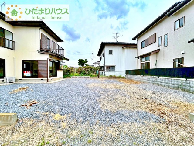 【駐車場】 | 石岡市若松3丁目　中古戸建 | 南側は敷地が広いので車も4台駐車可能♪