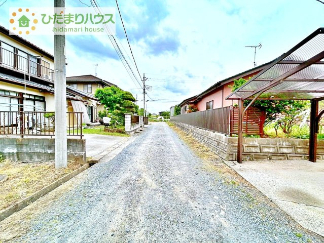 【前面道路含む現地写真】 | 石岡市若松3丁目　中古戸建 | 駐車場の入口付近も広々としており、余裕のある造りです！