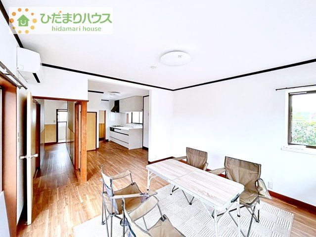 【居間・リビング】 | 石岡市若松3丁目　中古戸建 | リビングの窓からはあたたかな日差しが差し込みます