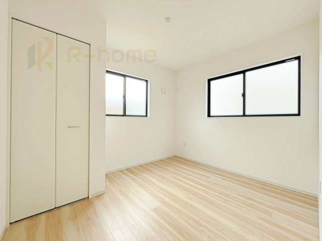 下妻市下栗1期　新築戸建て　1号棟の洋室|どんな部屋家具も合わせやすいシンプルな洋室！
たっぷりの日差しと心地よい風が舞い込む住まい♪