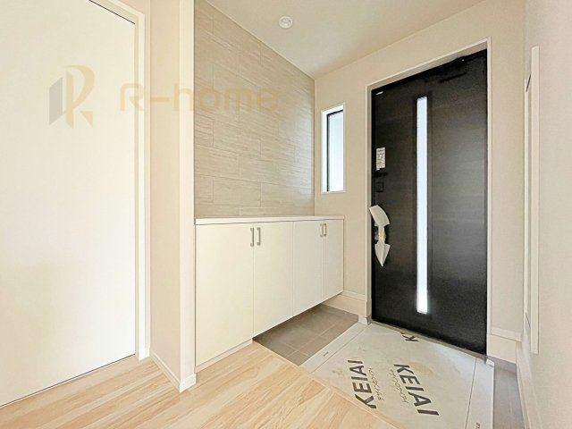 下妻市下栗1期　新築戸建て　1号棟の玄関|気持ちよくご家族やゲストを送迎できる穏やかな雰囲気の玄関♪大きな下駄箱で玄関廻りスッキリ♪