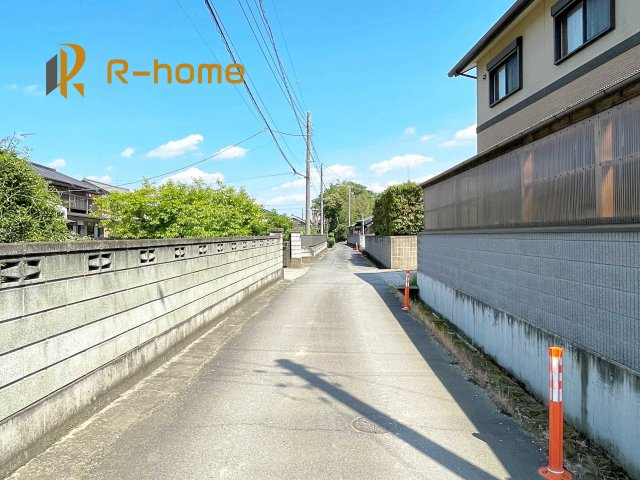 下妻市下栗1期　新築戸建て　1号棟の前面道路含む現地写真|『今から見たい！』大歓迎です♪
お気軽にＲ－ｈomeまでお問い合わせください。