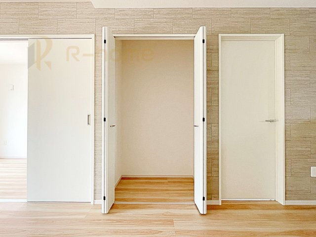 下妻市下栗1期　新築戸建て　1号棟の収納|掃除道具などの収納に便利なリビング収納♪共有スペースの収納はあると便利です！